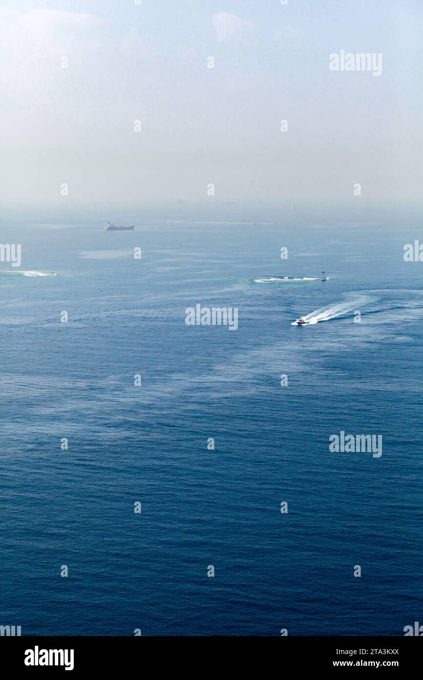 Blick auf das Meer aus der Luft mit Schiffen, die den Kanal zum islamischen Hafen von Dschidda in Saudi-Arabien segeln Stockfoto