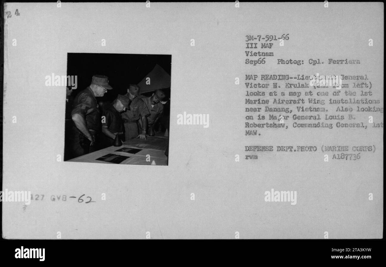 Generalleutnant Victor H. Krulak (2. Von links) und Generalleutnant Louis B. Robertshaw, Commanding General, ist MAN, werden im September 1966 in einer 1st Marine Aircraft Wing Installation in der Nähe von Danang, Vietnam, gesehen. Sie sind im Rahmen von militärischen Briefings während des Vietnamkrieges an Kartenlesungen und Planungstätigkeiten beteiligt. Stockfoto