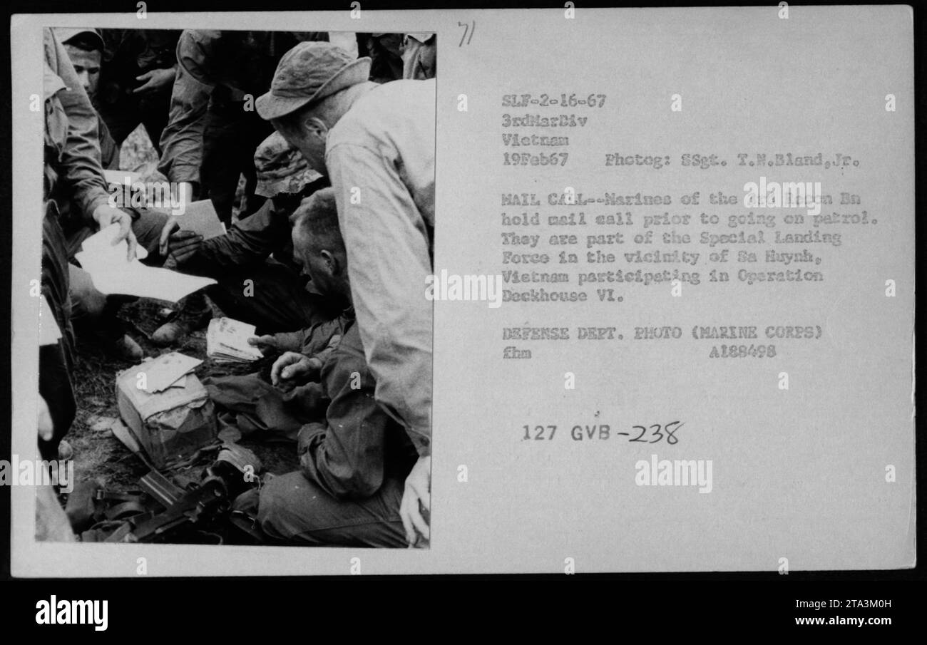 Marines vom 3. Aufklärungsbataillon halten und sortieren Post, bevor sie auf Patrouille gehen. Das Foto wurde am 19. Februar 1967 während der Operation Deckhouse VI in der Nähe von Sa Huynh in Vietnam aufgenommen. Dieses Bild ist Teil der Special Landing Force der 3. Marine Division. Stockfoto