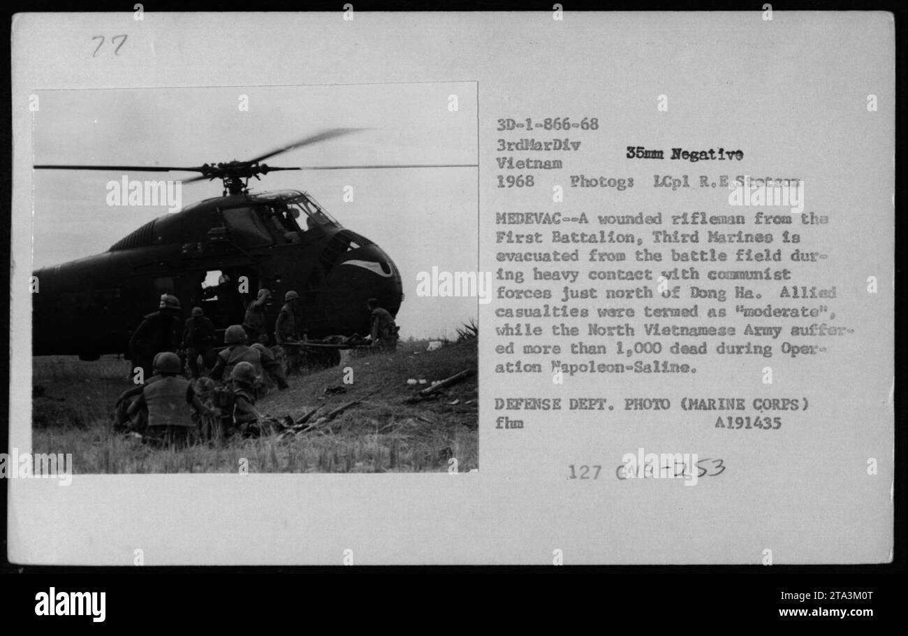 Verwundeter Schützling wurde 1968 während schwerer Kämpfe mit kommunistischen Truppen nördlich von Dong Ha evakuiert. Die Verluste wurden für die alliierten Streitkräfte als moderat beschrieben, aber die nordvietnamesische Armee erlitt bei der Operation Napoleon-Saline mehr als 1.000 Tote. Fotografiert von LCpl R.E. Stetson für das US Marine Corps. Verteidigungsabteilung Foto, fhm A191435, 127 GVB-253. Stockfoto