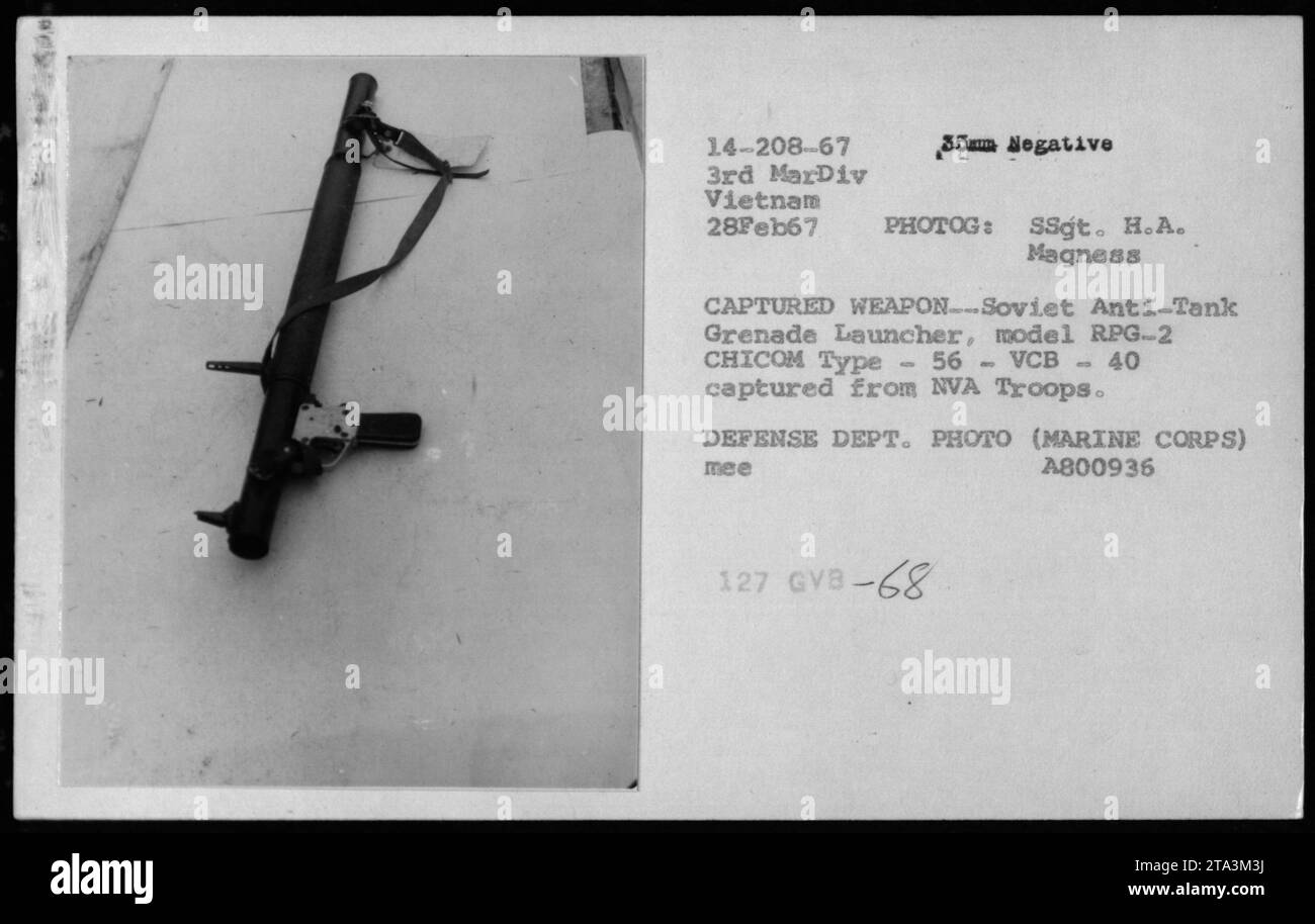 Auf diesem Foto, das am 28. Februar 1967 während des Vietnamkriegs aufgenommen wurde, ist ein sowjetischer Panzerabwehrgranatenwerfer, insbesondere der RPG-2 CHICOM Typ 56, zu sehen. Die Waffe war eine von 40 RPG-2, die von der 3. Marine-Division aus der Nordvietnamesischen Armee (NVA) gefangen wurden. Das Foto wird SSgt zugeschrieben. H.A. Magness und wurde als Teil der Dokumentationsbemühungen des Verteidigungsministeriums genommen. Stockfoto