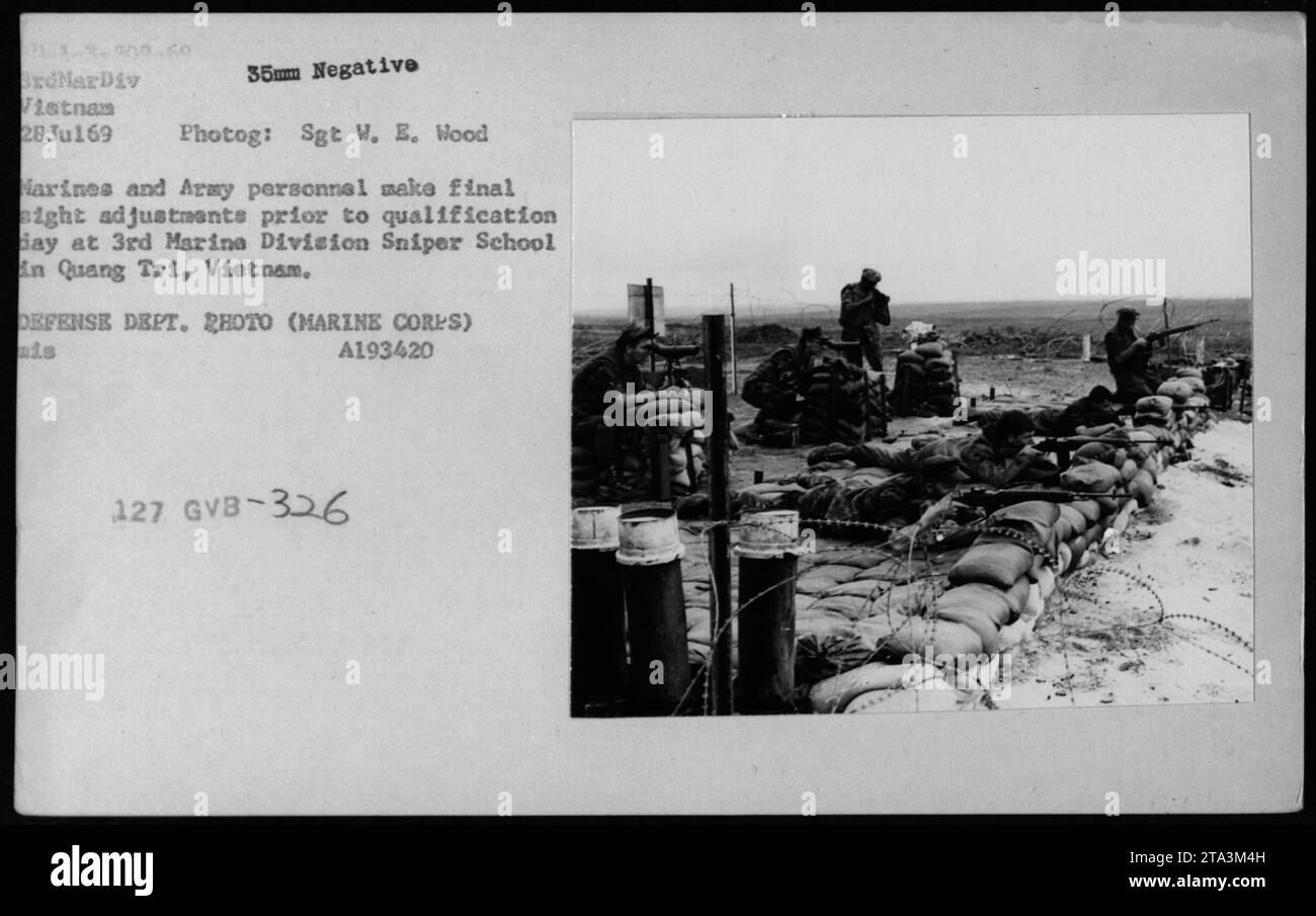 Marines und Armeeangehörige nehmen am 28. Juli 1969 an der 3. Marina Division Sniper School in Quang Tri, Vietnam, Anpassungen vor. Dieses Foto zeigt die Trainingsaktivitäten von Scharfschützen während des Vietnamkriegs, die darauf abzielen, ihre Fähigkeiten auf dem Feld zu verbessern. Bildquelle: Verteidigungsministerium. Stockfoto