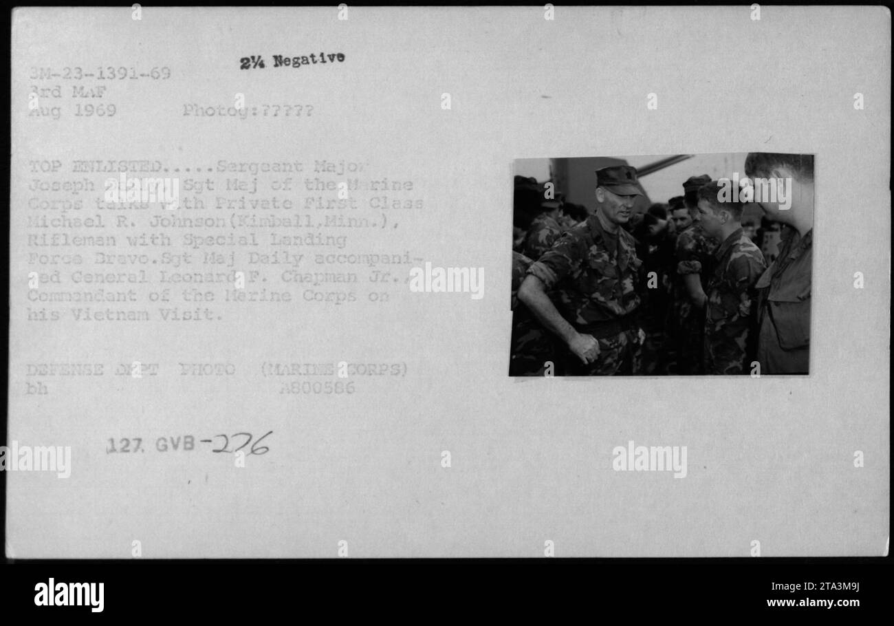 General Leonard F. Chapman Jr., Kommandant des Marinekorps, begleitet von Sergeant Major Joseph Daily, spricht mit dem privaten First Class Michael R. Johnson, einem Schützling der Special Landing Force Dravo. Dieses Foto wurde während des Besuchs von General Chapman in Vietnam im August 1969 aufgenommen." Stockfoto