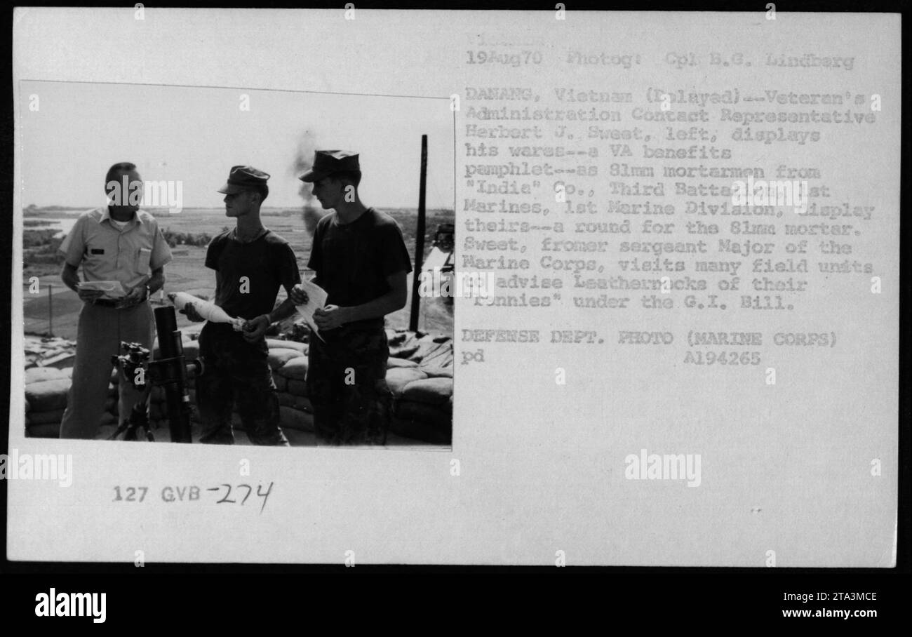 Herbert J. Sweet zeigt ein VA-Benefits-Pamphlet für Marines von 'India' Co., Third Battalion, 1st Marines, 1st Marine Division in Danang, Vietnam. Sergeant Major Sweet berät die Marines über ihre Vorteile nach dem G.I. Bill. Dieses Foto wurde am 19. August 1970 aufgenommen und stammt aus dem Fotoarchiv des Verteidigungsministeriums. Stockfoto