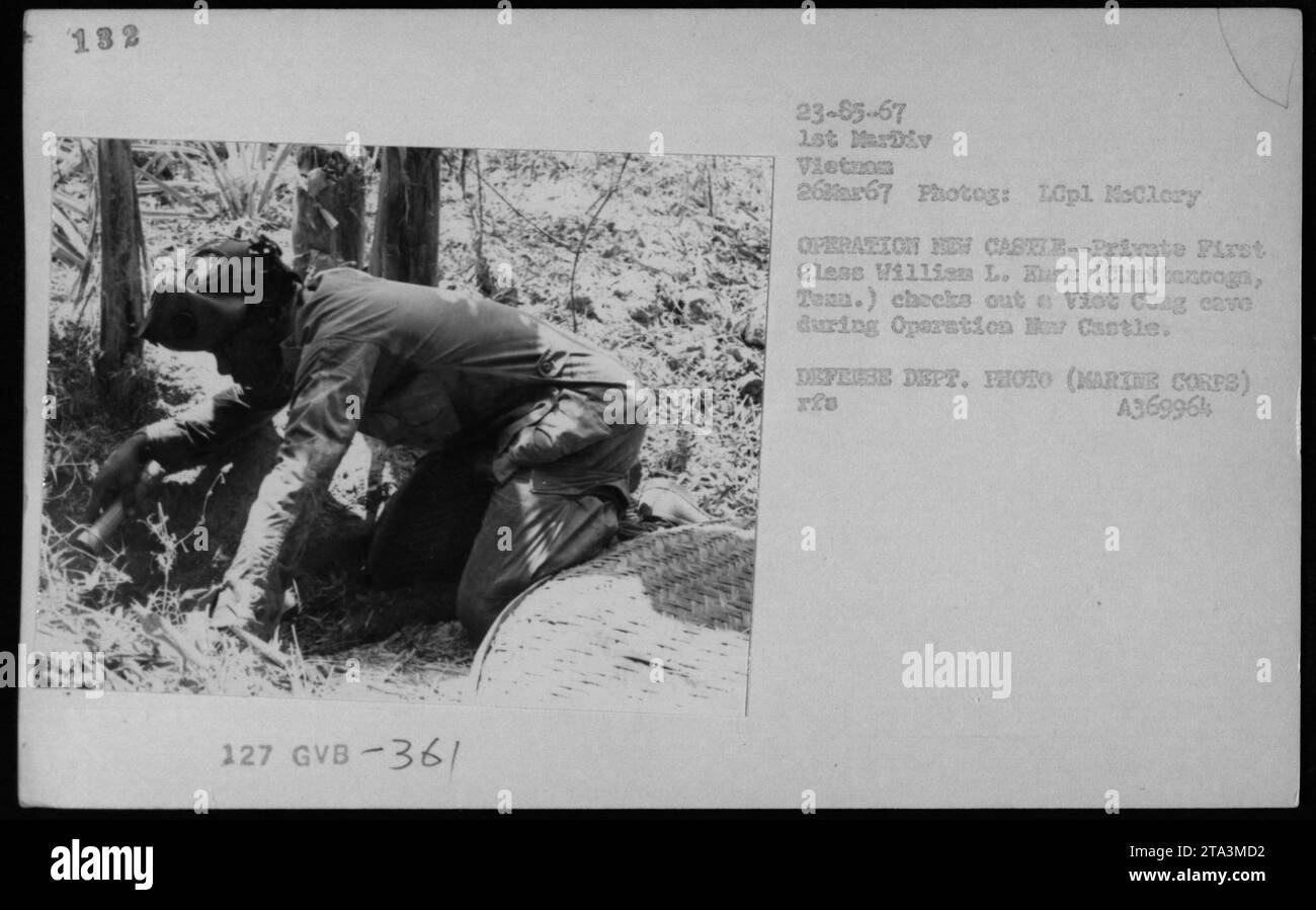 Private First Class Villist L. Hox aus Chattanooga, Tennessee, erkundet während der Operation New Castle eine vietnamesische Höhle. Das Foto wurde am 26. März 1967 von einem Fotografen des Verteidigungsministeriums aufgenommen, der der 1. Marine-Division in Vietnam zugeteilt wurde. Stockfoto