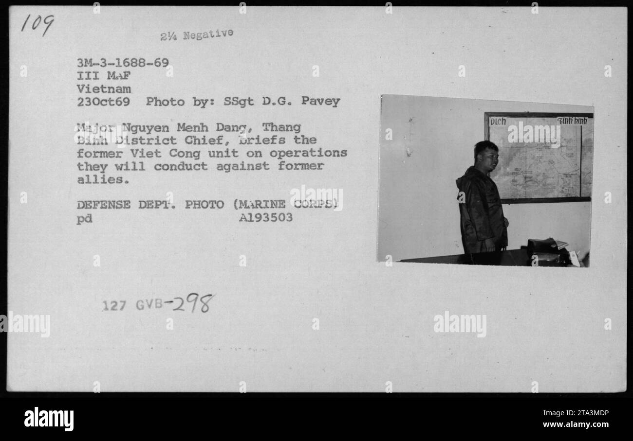Eine reformierte vietnamesische Cong-Einheit erhält ein Briefing von Major Nguyen Menh Dang, dem Bezirkschef von Thang Binh. Das Briefing behandelt Operationen gegen ehemalige Verbündete während des Vietnamkrieges im Oktober 1969. Das Foto wurde von SSgt D.G. Pavey für das Verteidigungsministerium aufgenommen. Stockfoto