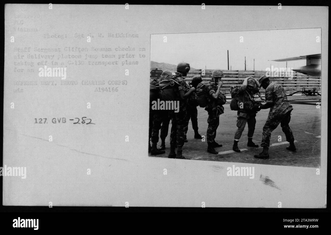Sergeant Clifton Bowman inspiziert vor dem Fallschirmtraining das Flugplatoon-Sprungteam, während die Marines sich auf ein C-130-Transportflugzeug vorbereiten, um während der Militäroperationen in Vietnam einen Luftabwurf zu machen. Stockfoto