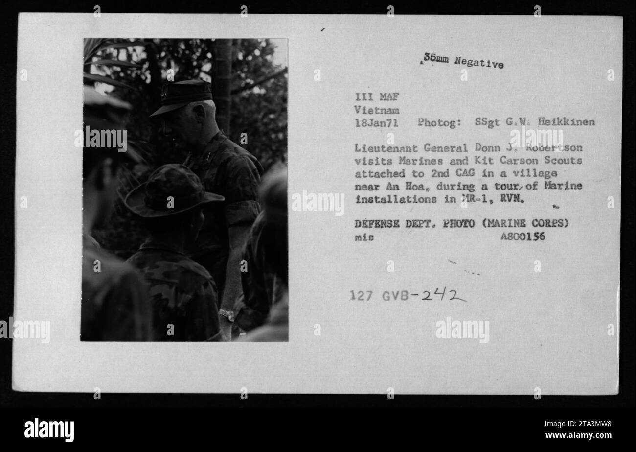 Generalleutnant Donn J. Robertson besucht Marines und Kit Carson Scouts, die der 2. CAG in einem Dorf in der Nähe von an Hoa angehören. Stockfoto