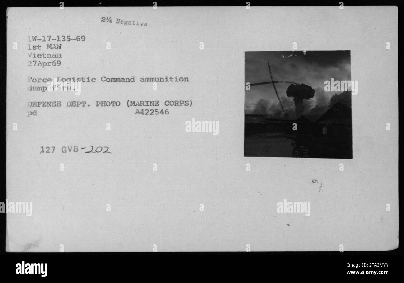 Luftaufnahme von Explosionen und Bränden auf der Munitionsdeponie Negativforce Logistic Command in Vietnam am 27. April 1969, die die Folgen des Feuers zeigt. Stockfoto