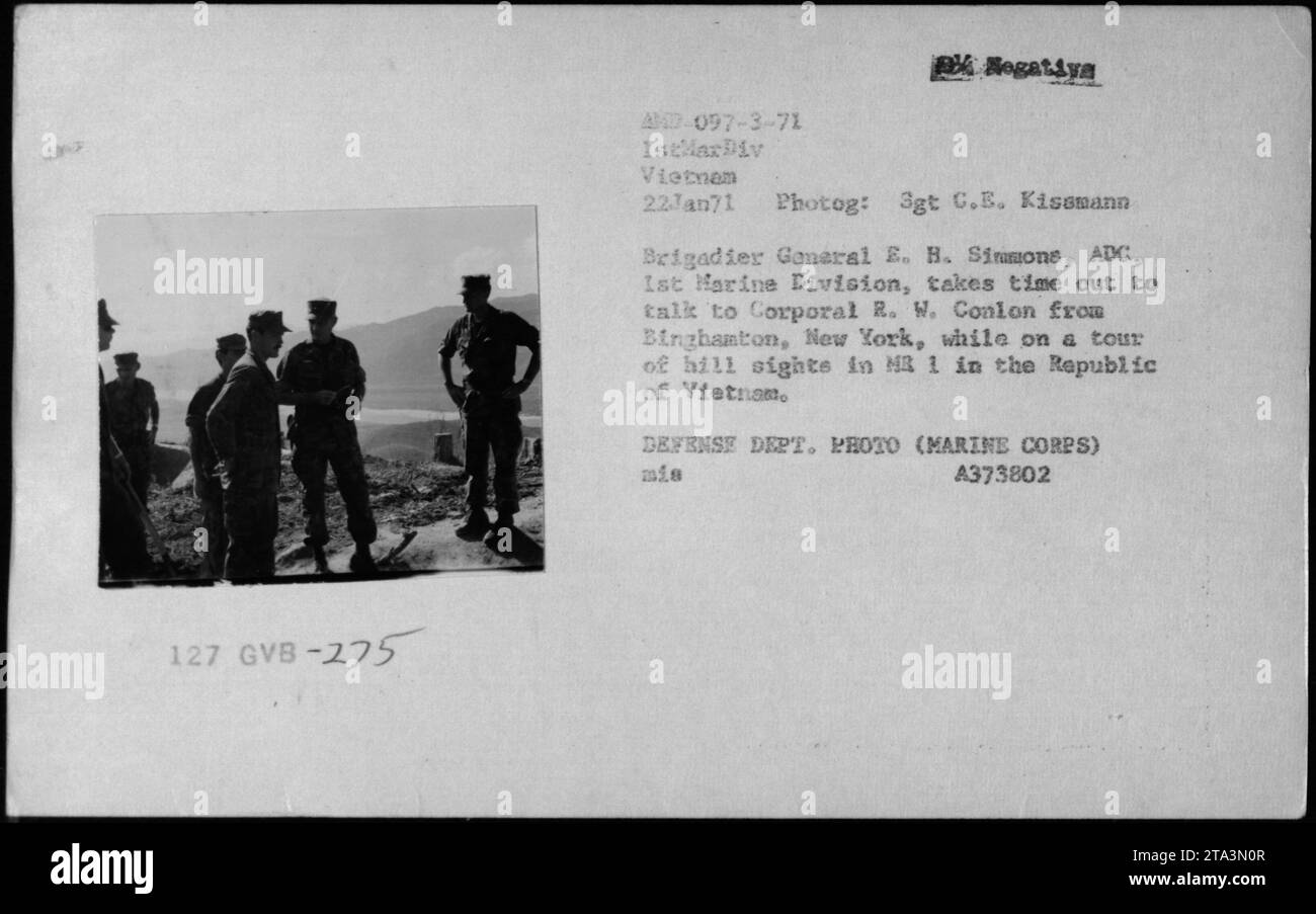 Brigadegeneral E. B. Simmons, ADC, von der 1. Marine-Division, führt ein Gespräch mit dem Korporal R. W. Conlon aus Binghamton, New York, während eines Besuchs von Sehenswürdigkeiten in MR. 1 in der Republik Vietnam. Das Foto zeigt einen Moment der Interaktion zwischen dem hochrangigen Offizier und der eingesessenen Marine. Stockfoto