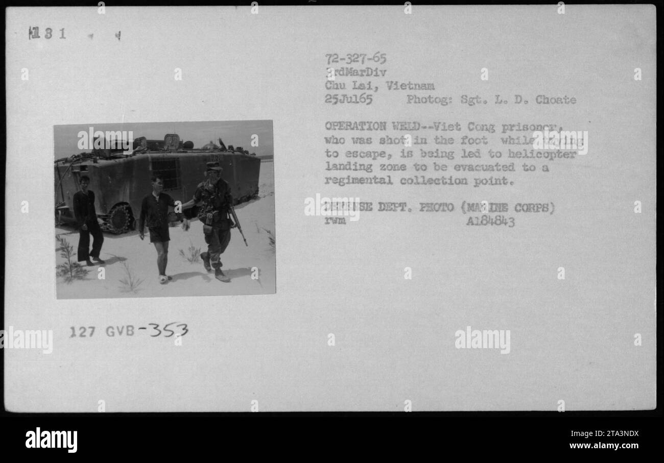 Am 25. Juli 1965 wurde ein Verdächtiger aus Vietnam, der während eines Fluchtversuchs verletzt wurde, in eine Hubschrauberlandezone gebracht, wo er während der Operation SCHWEISSNAHT in Chu Lai, Vietnam, evakuiert wurde. Stockfoto