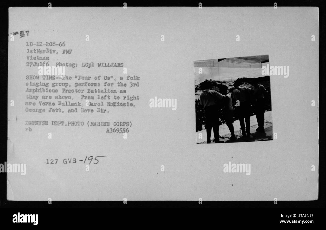 Die Folk-Gesangsgruppe „Four of US“ tritt am 27. Juli 1966 für das 3. Amphibious Traster Battalion in Vietnam auf. Die Gruppe besteht aus Vorne Bullack, Carol McKinzie, George Jett und Dave dir. Dieses Foto ist beschriftet: 'SHOW TIME--The 'Four of US', eine Volksgruppe, tritt für das 3. Amphibious Traster Battalion auf.' (Fotograf: LCpl WILLIAMS, Quelle: DEFENSE DEPT.PHOTO (MARINE CORPS) A369556 127 GVB-195) Stockfoto