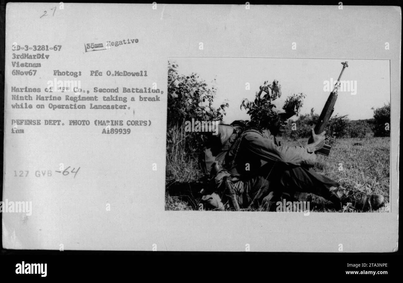Marines der 'P' Kompanie, 2. Bataillon, 9. Marine-Regiment, machen eine Pause während der Operation Lancaster in Vietnam am 6. November 1967. Die Soldaten tragen Tarnuniformen, die für diese Zeit typisch sind. Foto von PFC O. McDowell, mit einem 85-mm-negativ. Das Bild ist ein Foto des Verteidigungsministeriums vom Marine Corps. Dateiname: 3D-3-3281-67. Stockfoto