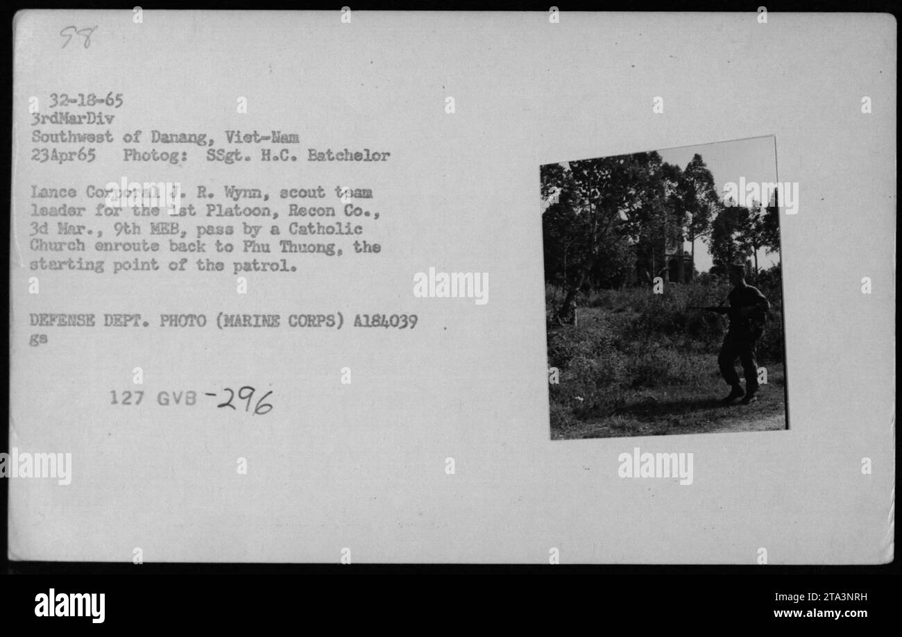 Lance Corporal J.R. Wynn, Leiter des Pfadfinderteams für den 1. Zug, Recon Co., 3. März, 9. MEB, vorbei an einer katholischen Kirche auf dem Weg zurück nach Phu Thuong, dem Ausgangspunkt ihrer Patrouille. Dieses Foto wurde am 23. April 1965 im Südwesten von Danang in Vietnam aufgenommen. Stockfoto