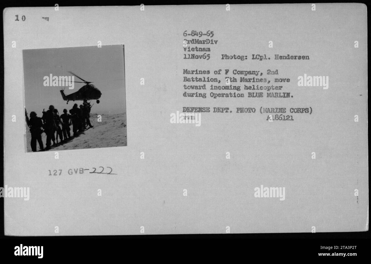 Marines der F Company, 2. Bataillon, 7. Marines, bewegen sich während der Operation BLUS MARLIN am 11. November 1965 auf einen eingehenden UH-34 Hubschrauber zu. Das Foto wurde von LCpl aufgenommen. Hendersen und zeigt die militärischen Aktivitäten der 3. Marine Division in Vietnam. VERTEIDIGUNGSABTEILUNG. FOTO (MARINEKORPS) A186121 AUTO. Stockfoto