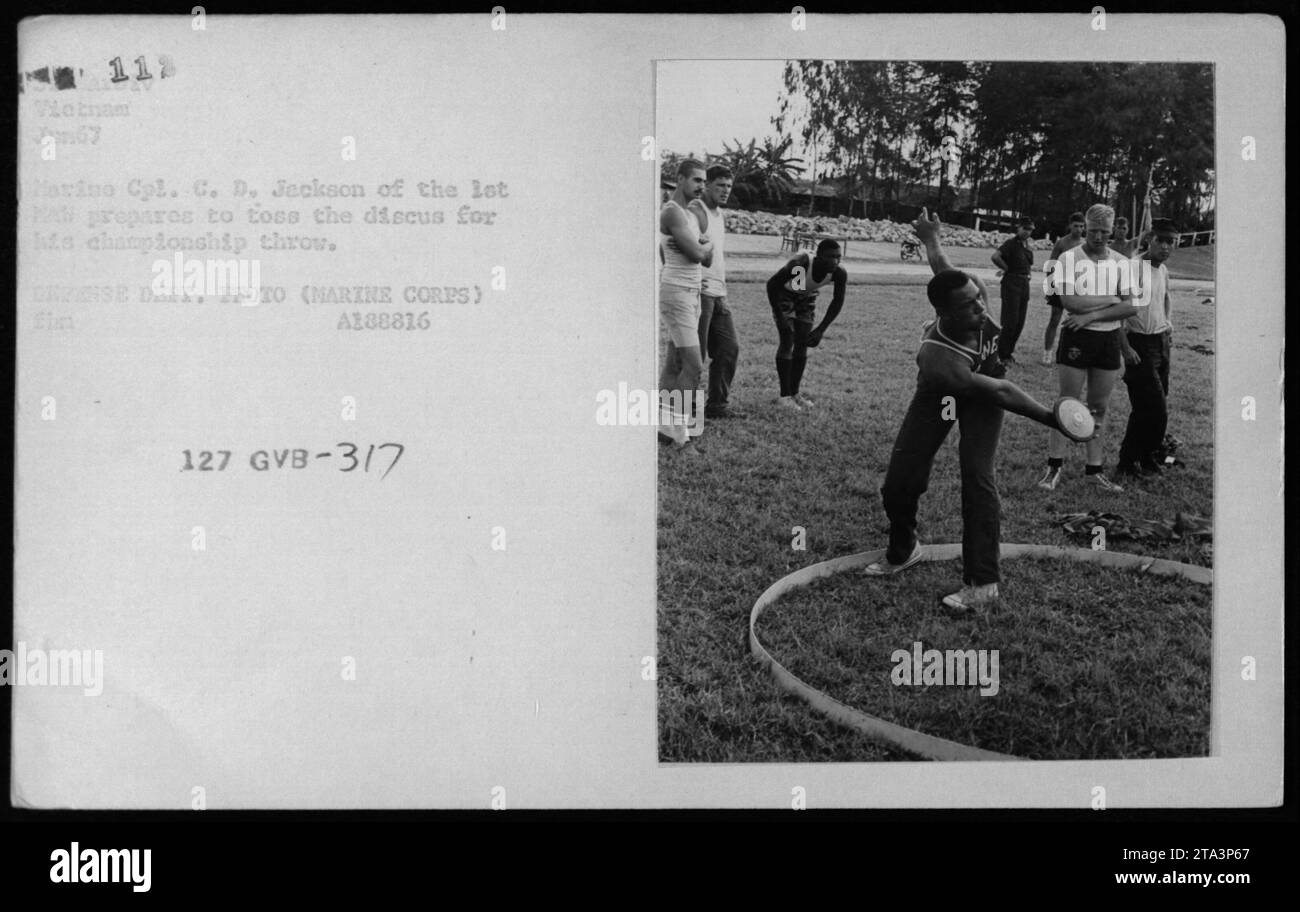 CPL. C. D. Jackson, ein Marine des 1st PAN (Protected Area Network), bereitet sich darauf vor, den Diskus während einer Meisterschaft im Juni 1967 zu werfen. Dieses Foto zeigt einen Moment der Ruhe und Entspannung für das Militär, das während seiner Ausfallzeit sportliche Aktivitäten ausübt. Dieses Bild wurde von einem Fotografen des Cerresse Department des Marine Corps aufgenommen. Die Referenznummer für dieses Foto ist Elm A288816, während GVB-3/7 angibt, dass es Teil einer Serie oder Sammlung war. Stockfoto