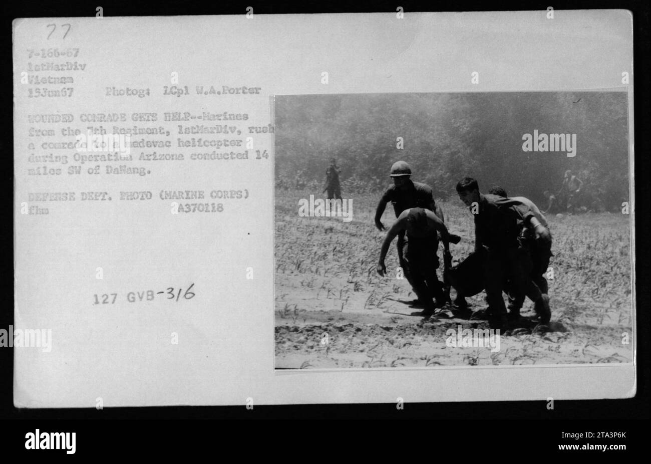 Marines vom 7. Regiment, 1. Marine-Division, helfen, einen verwundeten Kameraden während der Operation Arizona zu einem medizinischen Evakuierungshubschrauber zu transportieren. Die Operation fand etwa 22 Meilen südwestlich von Dalang am 15. Juni 1967 statt. Dieses Foto wurde von LCpl W.A. Porter aufgenommen und ist ein Foto des Verteidigungsministeriums. Stockfoto
