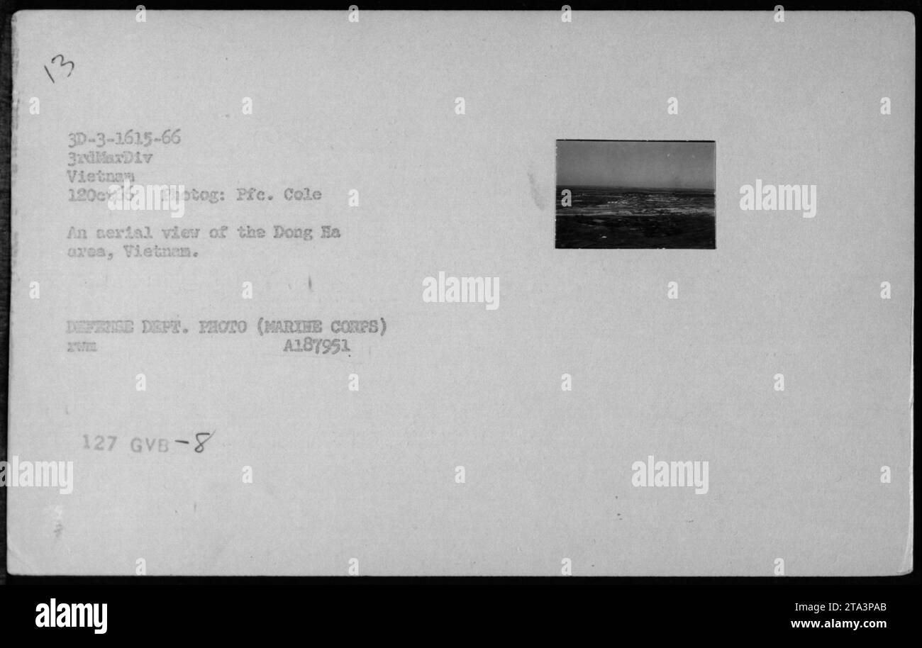 Luftaufnahme der Dong Ha-Region in Vietnam am 12. Oktober 1966, die Gelände, Landschaft und militärische Aktivitäten zeigt. Foto von PFC, Cole für das Verteidigungsministerium, das amerikanische Operationen dokumentiert. Stockfoto