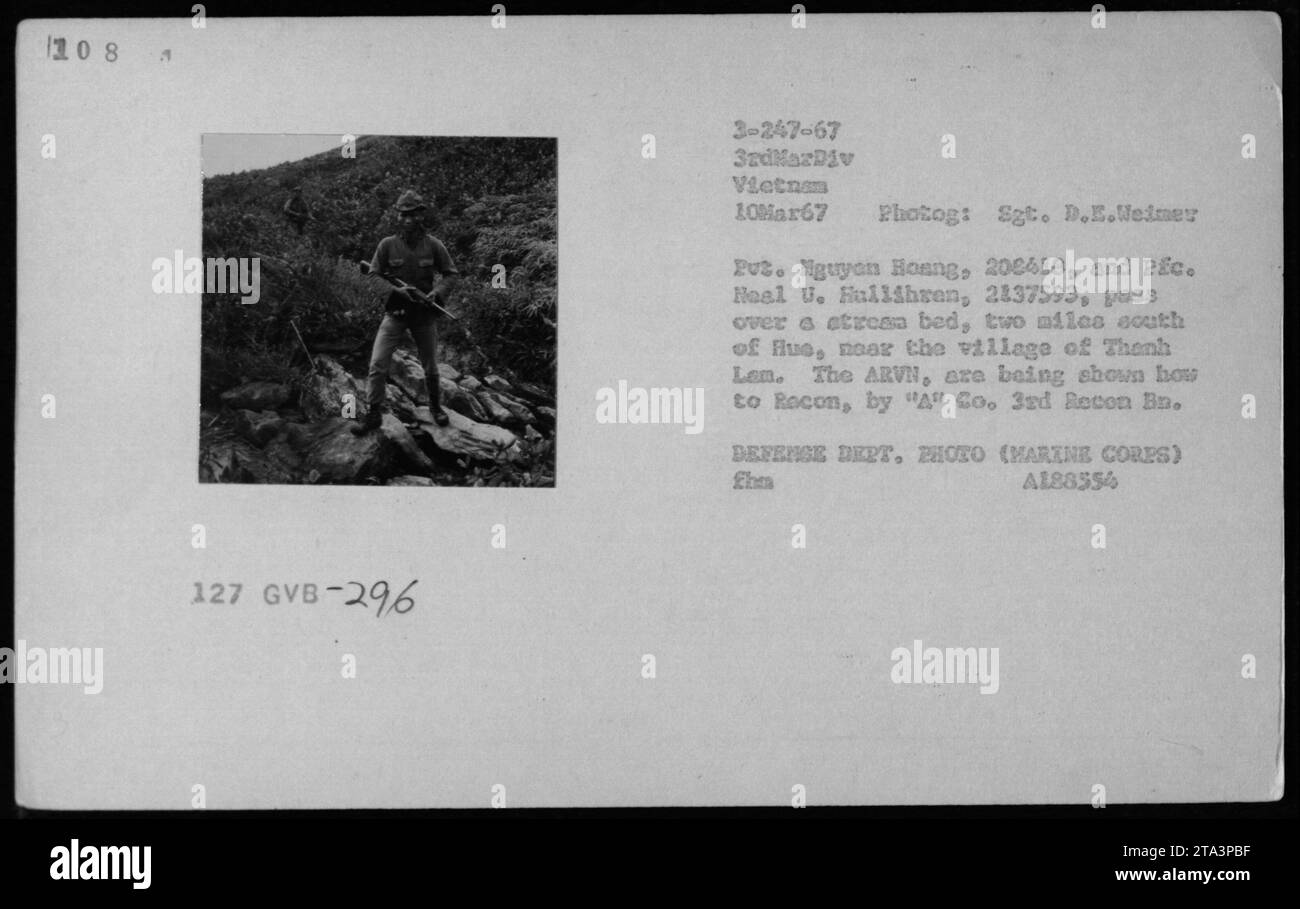 „A“ Co. 3. Rekon. Marines demonstrieren ARVN-Soldaten Aufklärungstechniken in der Nähe des Dorfes Thanh Lem, drei Meilen südlich von Hue, Vietnam, am 10. März 1967. Pvt. Hguyan Hoang und PFC. Noel U. Hull4hren können auf dem Foto gesehen werden, wie sie ein Bachbett überqueren. Stockfoto