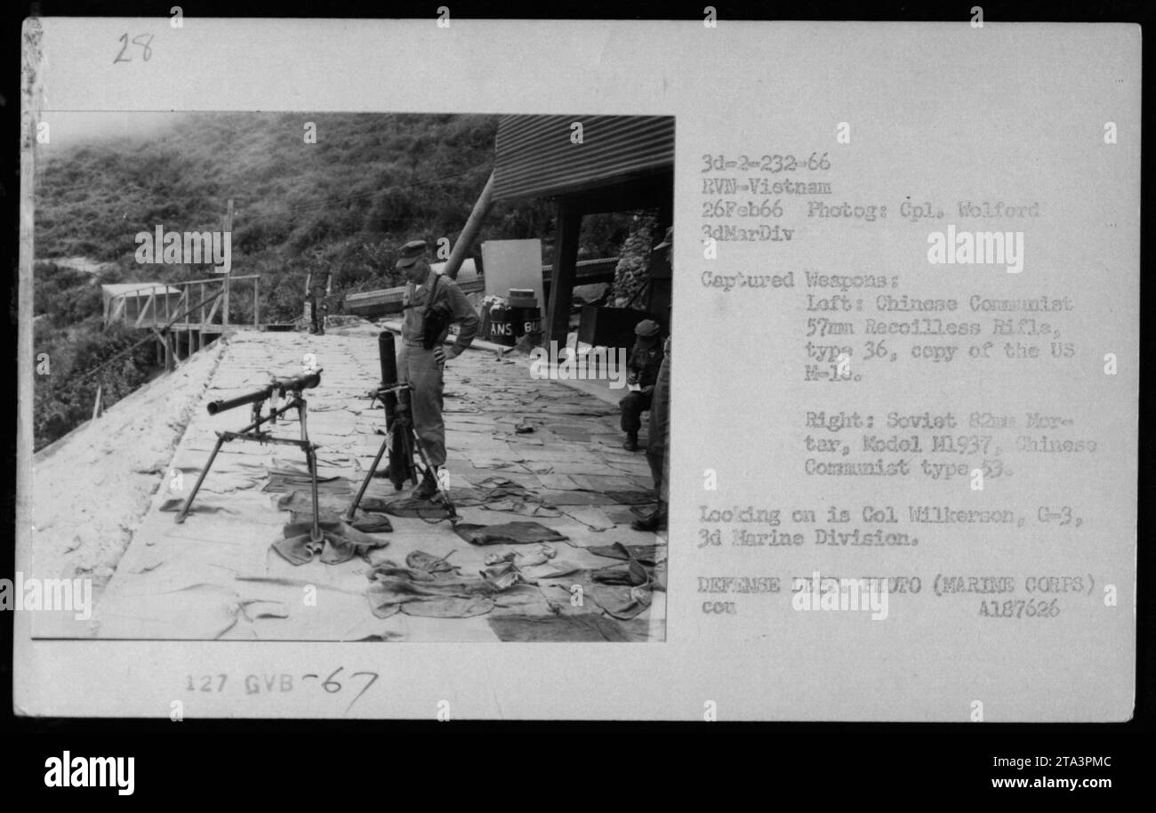 Das Bild zeigt gekaperte Waffen während des Vietnamkrieges, aufgenommen am 26. Februar 1966. Auf der linken Seite befindet sich ein chinesisches kommunistisches 57-mm-Rückstoßgewehr vom Typ 36, das der US M-16 ähnelt. Auf der rechten Seite befindet sich ein sowjetischer 82-mm-Mörser, Modell 1937, neben einem chinesischen kommunistischen Typ 53. Colonel Wilkerson, C-3 der 3. Marine Division ist ebenfalls auf dem Foto zu sehen. Dieses Foto ist Teil der Sammlung des Verteidigungsministeriums. Stockfoto