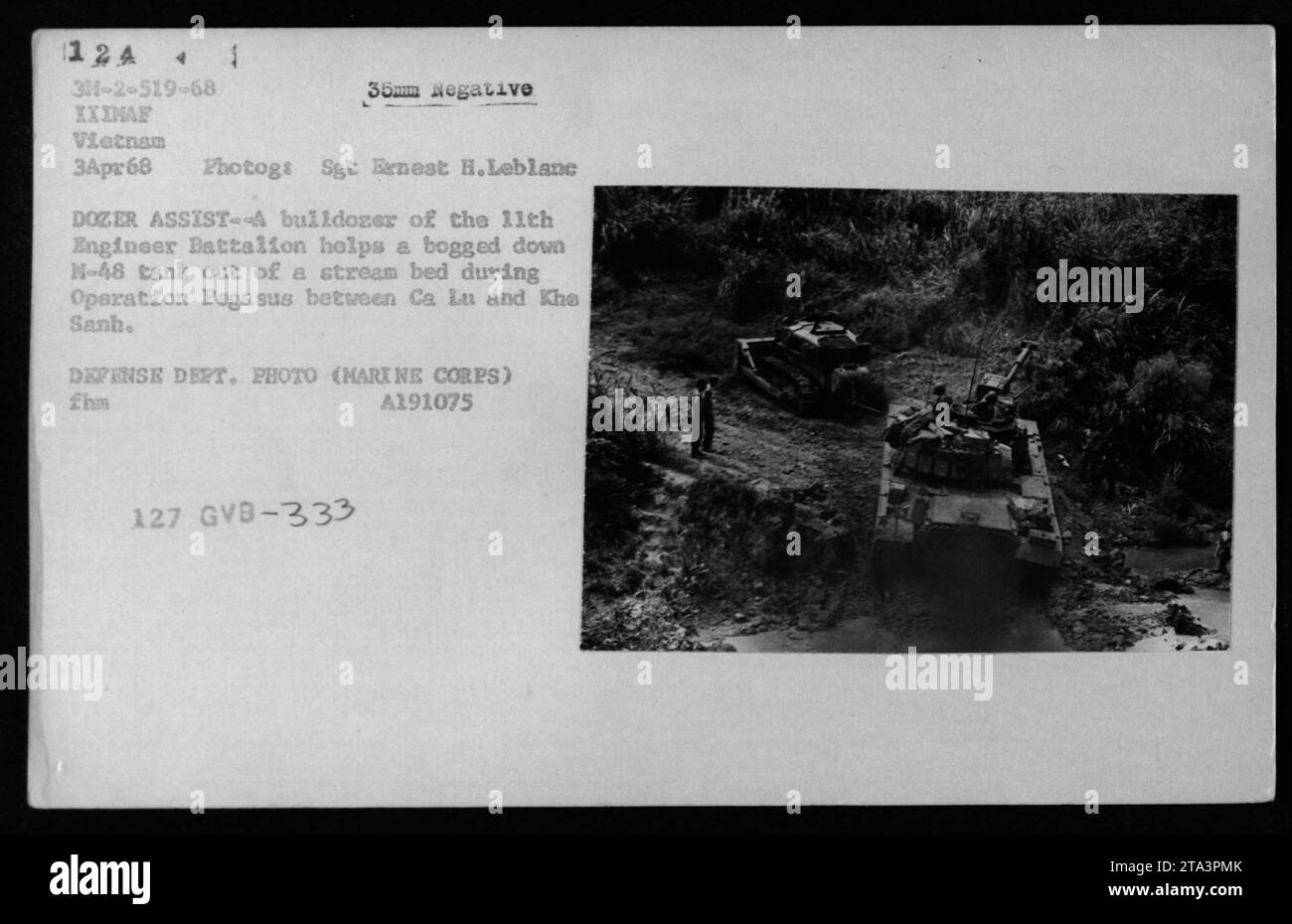 Ein Bulldozer des 11. Ingenieur-Bataillons unterstützt einen M-48-Panzer, der während der Operation Pegasus zwischen Ca Lu und Kha Sanh in einem Bachbett feststeckt. Das Foto wurde am 3. April 1968 von Sgt Ernest H. Leblanc aufgenommen und ist Teil der Sammlung von Bildern des US-Verteidigungsministeriums aus dem Vietnamkrieg. Stockfoto