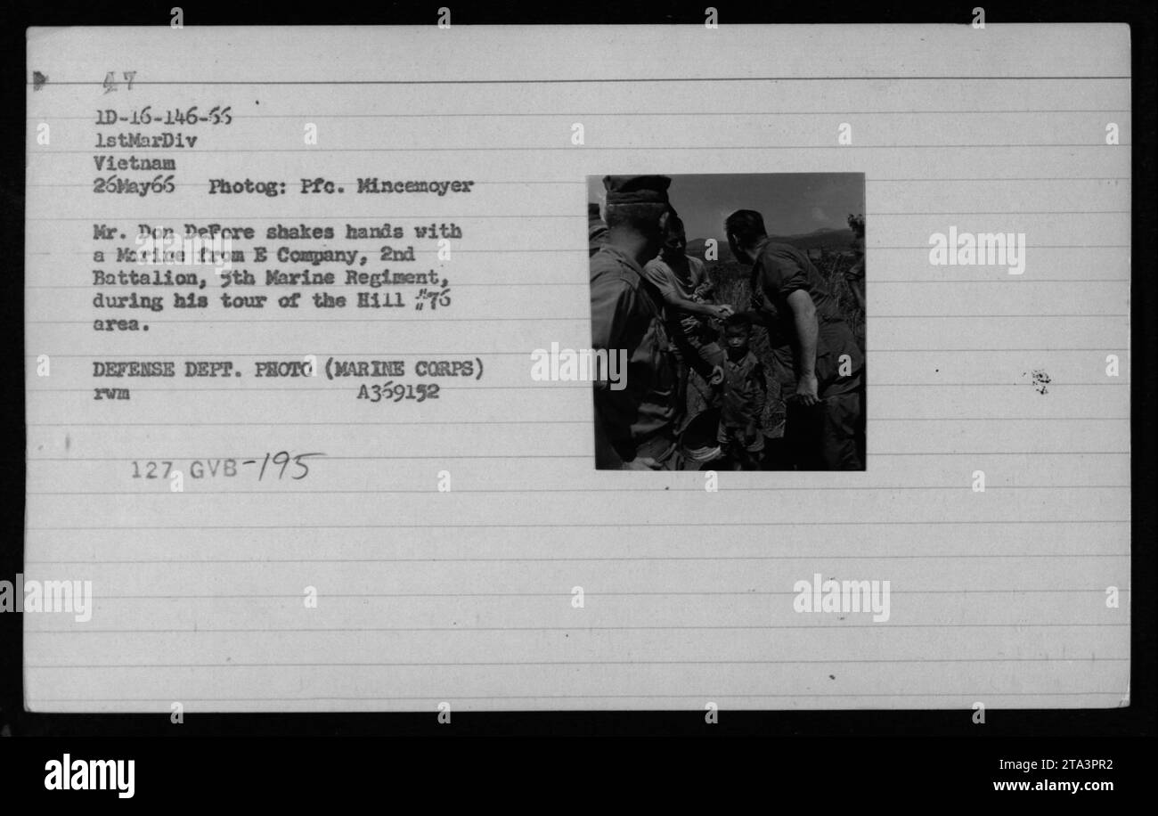 Der Entertainer Don DeFore schüttelt einen Marine der E Company, 2. Bataillon, 5. Marine-Regiment, während seines Besuchs in der Hill Area in Vietnam am 26. Mai 1966 die Hand. Dieses Foto wurde von PFC Mincemoyer aufgenommen und ist Teil einer Serie, die die militärischen Aktivitäten der USA während des Vietnamkriegs dokumentiert. Stockfoto