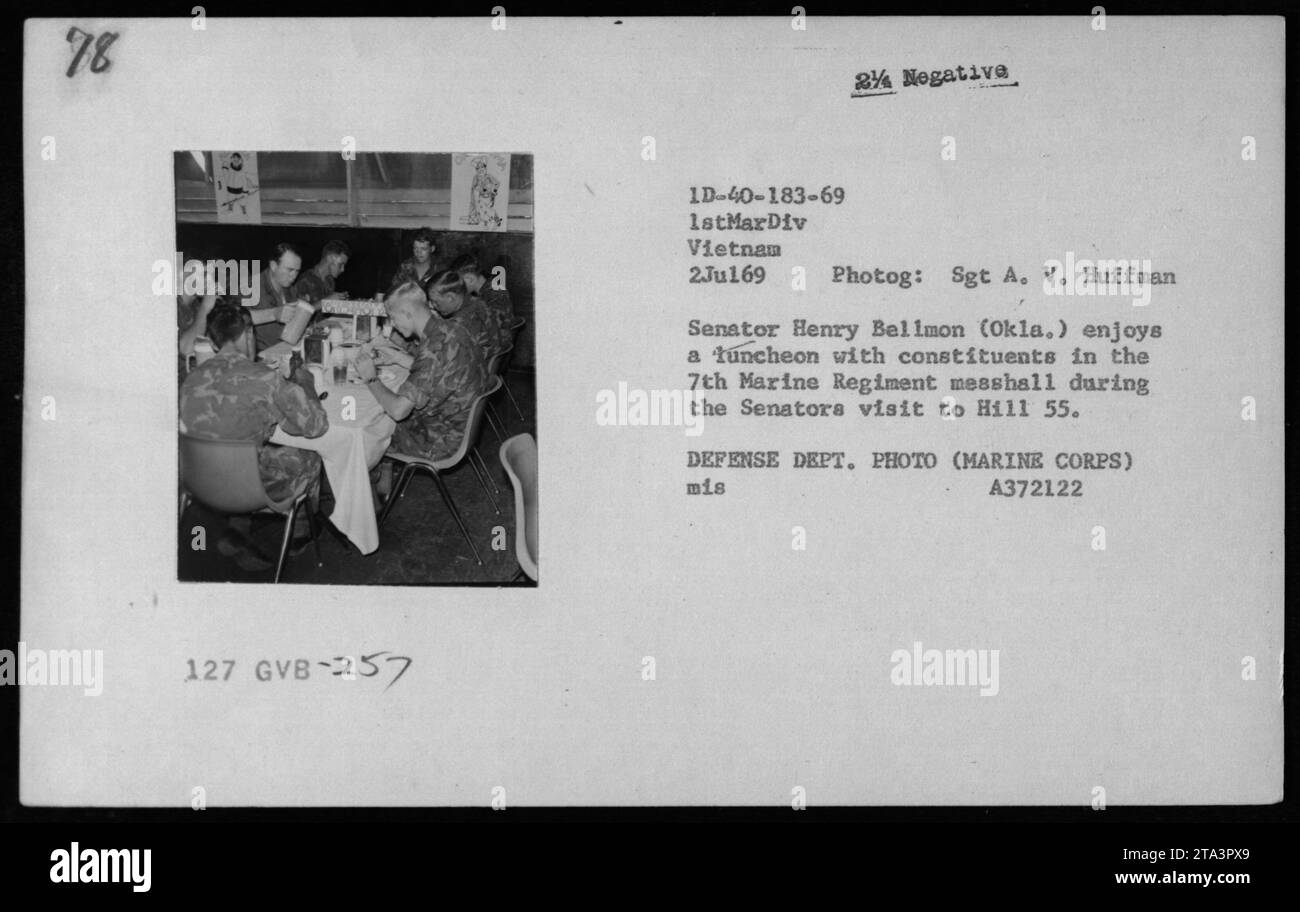 Senator Henry Bellmon aus Oklahoma genießt bei seinem Besuch in Vietnam am 2. Juli 1969 eine Mahlzeit mit Wählern im Messhall des 7. Marine-Regiments auf Hill 55. Das Foto wurde von Sgt. A.V. Huffman aufgenommen und ist Teil der Sammlung des Verteidigungsministeriums (Marine Corps) mit der Identifikationsnummer A372122. Stockfoto