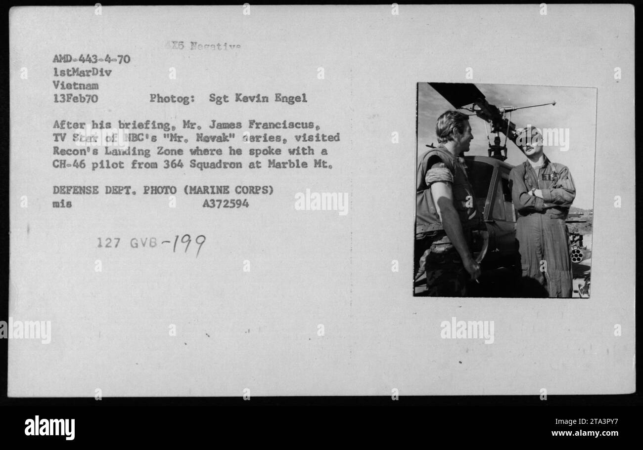 James Franciscus, TV-Star der NBC-Serie Mr. Novak, besucht am 13. Februar 1970 Recons Landing Zone in Vietnam. Auf dem Foto ist er zu sehen, wie er mit einem CH-46 Piloten der 364 Squadron am Marble Mt. Spricht. Dieses Bild wurde von Sgt. Kevin Engel aufgenommen und ist Teil des Archivs mit der Bezeichnung AMD-443 1stMarDiv Vietnam. Das Foto wurde vom Verteidigungsministerium (Marine Corps) mit der Kennung A372594 veröffentlicht. Stockfoto