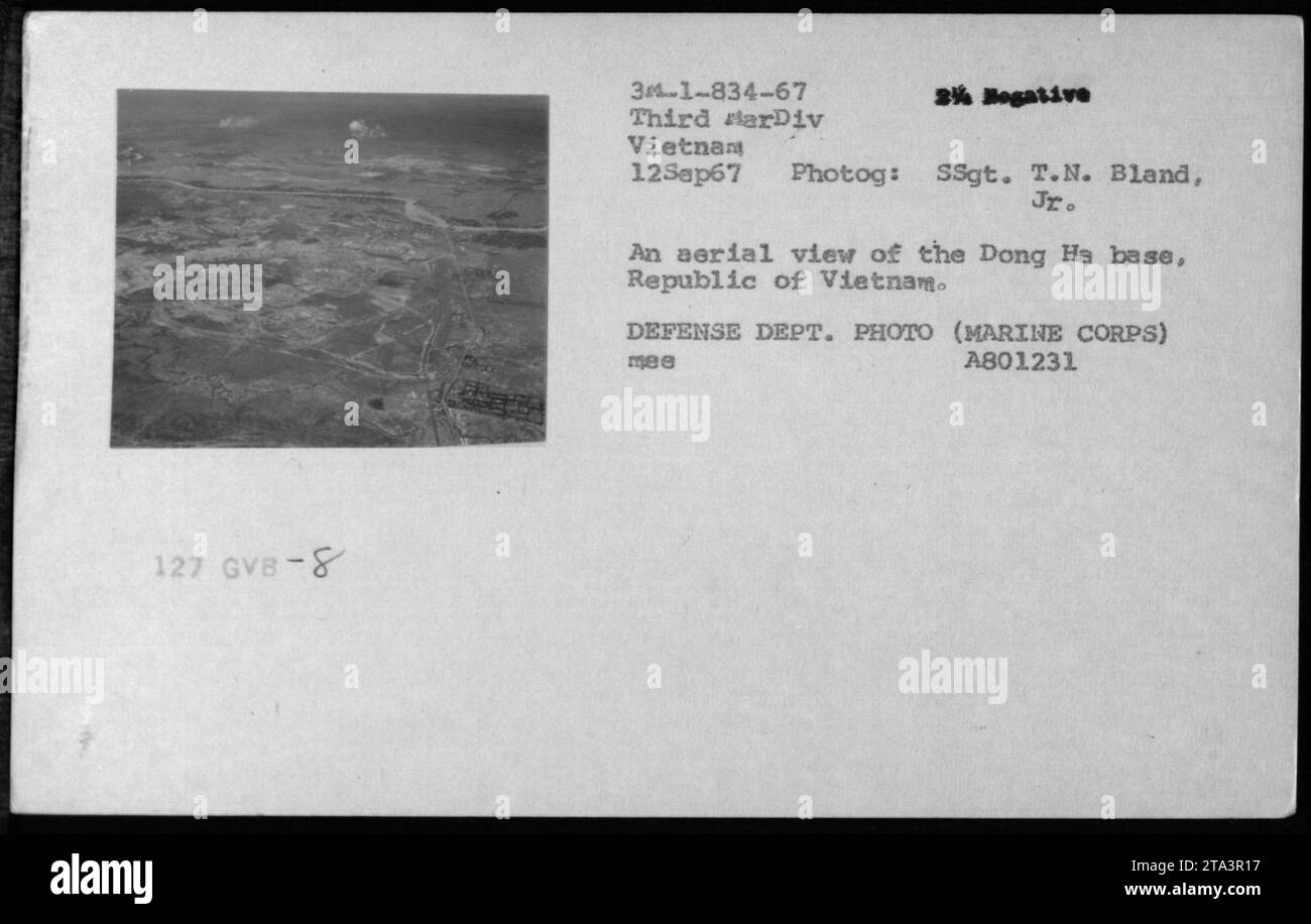 Luftaufnahme der Dong Ha-Basis in der Republik Vietnam am 12. September 1967, die das Layout der Basis und die militärischen Aktivitäten zeigt. Gefangen von SSgt T.N. Bland Jr. für das Verteidigungsministerium und das Marine Corps. Stockfoto