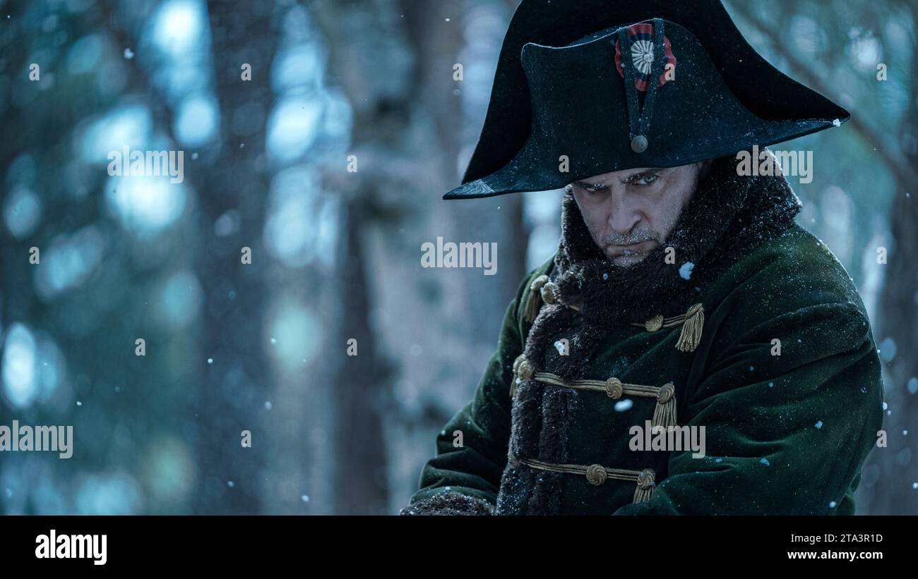 Napoleon (2023) unter der Regie von Ridley Scott mit Joaquin Phoenix, Vanessa Kirby und Tahar Rahim. Episches Biopic, das Aufstieg und Fall des französischen Kaisers Napoleon Bonaparte und seine unberechenbare Beziehung zu seiner Frau Josephine dokumentiert. **NUR FÜR REDAKTIONELLE ZWECKE** US-Werbefoto. Kredit: BFA / Aidan Monaghan / Apple TV+ Stockfoto