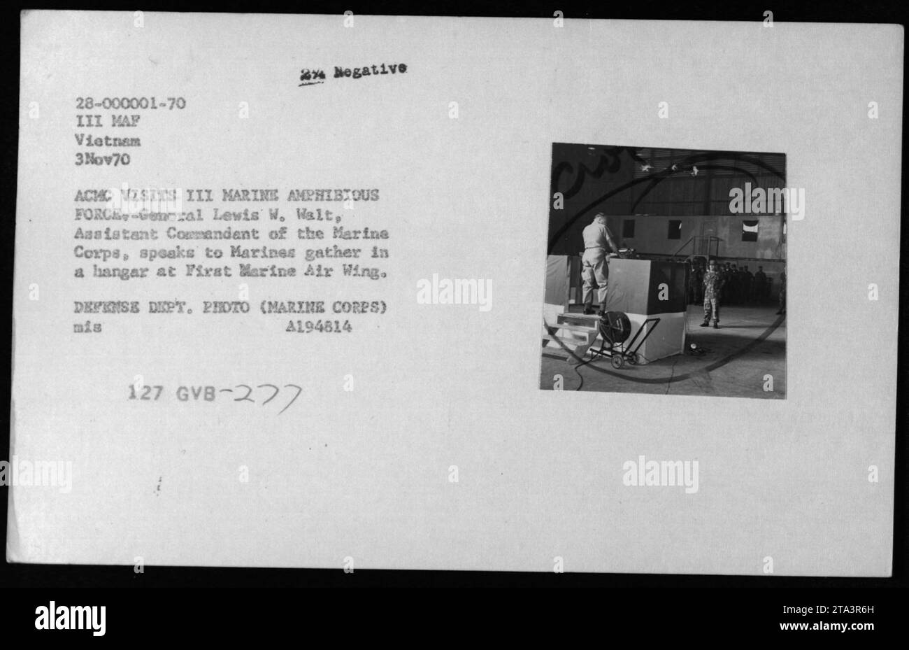 Generalleutnant Lewis W. Walt, stellvertretender Kommandant des Marinekorps, besucht am 3. November 1970 die III. Marine Amphibious Force in Vietnam. Er spricht an Marines, die sich in einem Hangar am First Marine Air Wing versammelt haben. Dieses Foto wurde vom offiziellen Fotografen des Verteidigungsministeriums aufgenommen. Stockfoto