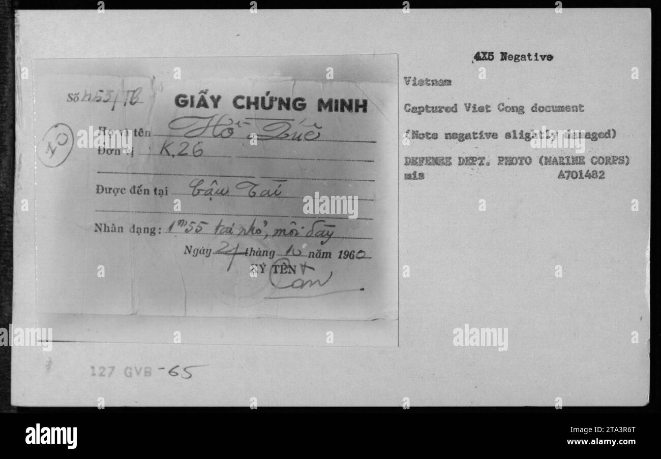 Das Foto zeigt gefangengenommene Ausrüstung, darunter Lebensmittel, Flaggen, Vorräte und ein Dokument des Viet Cong, das von amerikanischen Truppen während des Vietnamkriegs aufgenommen wurde. Das Minus ist leicht beschädigt. Das Bild dokumentiert militärische Operationen, feindliche Materialien und logistische Aspekte des Kampfes während des Konflikts. Stockfoto