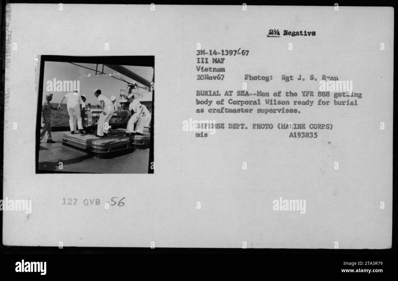 Marines von YFR 888 bereiten die Leiche von Corporal Wilson für ein Begräbnis auf See vor, während sie vom Handwerker überwacht werden. Das Foto wurde am 20. November 1967 bei Aktivitäten auf See aufgenommen. Bildquelle: Foto des Verteidigungsministeriums (Marine Corps) MIS A193835. Stockfoto