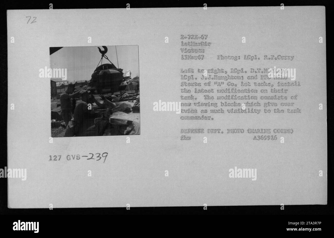 Marine Corps Personal, CPL. D.T. Mickeys, 1 Cpl. J.J. Haughtons und PTC Nike Sterts von „A“ Co. Sind auf diesem Foto zu sehen, das am 13. März 1967 aufgenommen wurde. Sie arbeiten an der Wartung des Tanks GVB-239 und implementieren die neueste Änderung – neue Sichtblöcke, um den Tankkommandanten eine bessere Sicht zu bieten. Dieses Foto wurde von pl. R.P. Curry ist Teil der Sammlung amerikanischer Militäraktivitäten während des Vietnamkriegs. Stockfoto
