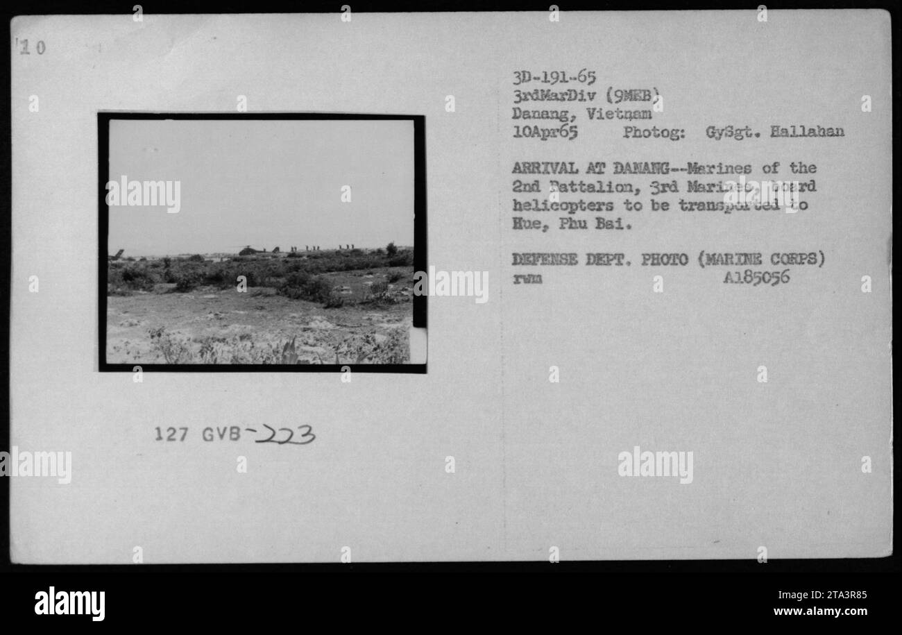 Marines des 2. Bataillons, 3. Marines steigen am 10. April 1965 in Danang in Vietnam an Bord von Hubschraubern, um sie während der Operationen im Vietnamkrieg nach Hue und Phu Bai zu transportieren. Stockfoto