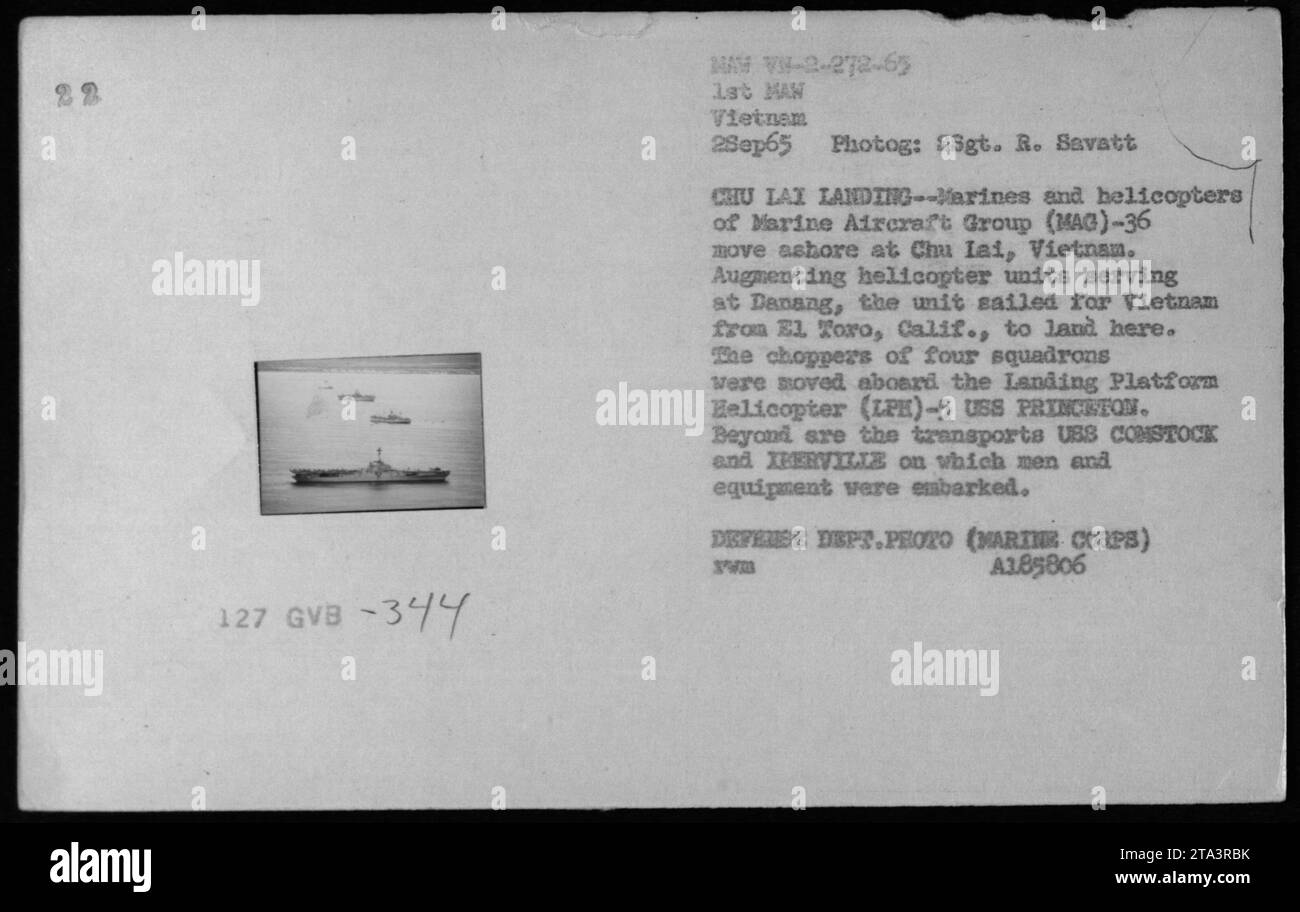 Marines und Helikopter der Marine Aircraft Group (mag)-36 steigen am 2. September 1965 in Chu Lai, Vietnam aus. Die Einheit wurde von El Toro, Kalifornien, auf der USS Tripolis LPH-10 eingesetzt und landete hier, um Hubschraubereinheiten in Danang zu verstärken. Zu den anderen Schiffen gehören die USS Comstock und Xperville, wo Mann und Ausrüstung an Bord gingen." Stockfoto
