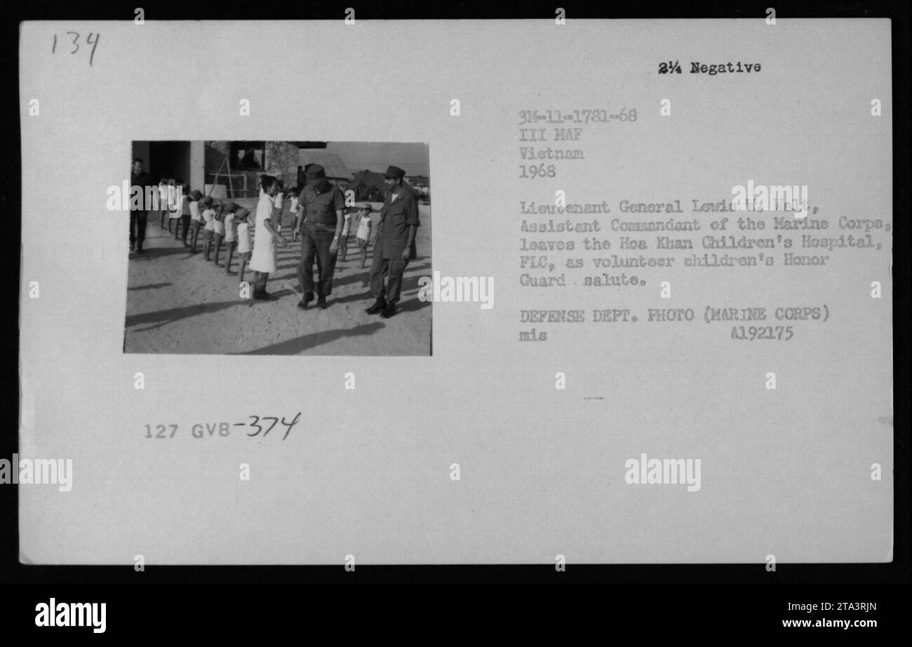 Generalleutnant Louis W. Walt, Assistenzkommandant des Marine Corps, verlässt 1968 das Hoa Khan Children's Hospital in Vietnam. Auf diesem Foto des Verteidigungsministeriums (Marine Corps) ist die Kinderwache zu sehen, die ihn grüßt. Bild falsch 4192175. Stockfoto