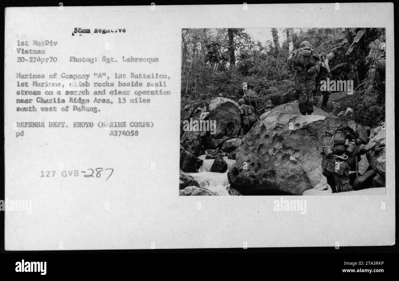 Marines der Kompanie A des 1. Bataillons, 1. Marines, werden bei einer Suche und einer Räumung in der Nähe des Charlie Ridge Area, 24 Meilen südwestlich von Danang, auf Felsen entlang eines Baches gesehen. Das Foto wurde am 20. April 1970 von Sergeant Labrecque von der 1. Marine-Division aufgenommen. Stockfoto