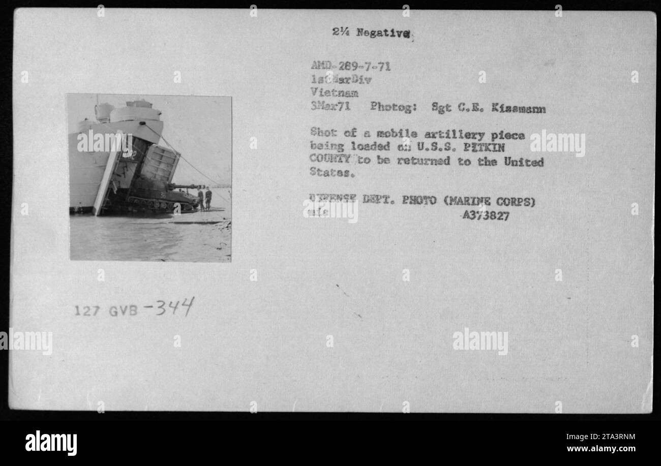 Ein mobiles Artilleriegerät wird auf die USS Pitkin Courtly geladen, um während des Vietnamkrieges am 3. März 1971 in die Vereinigten Staaten zu transportieren, fotografiert von Sgt. C.E. Kisamann. Stockfoto
