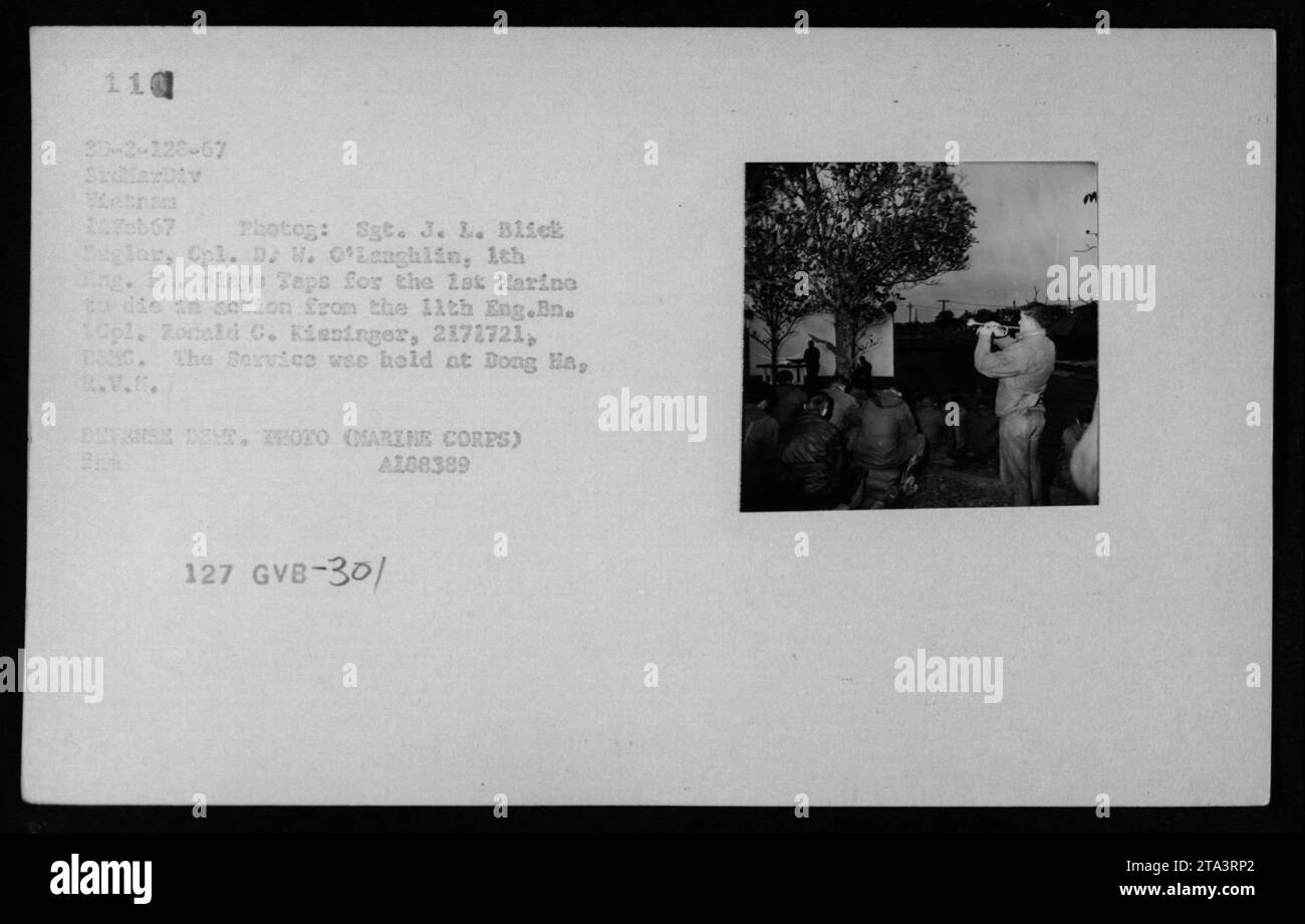 Soldaten der 3. Marine-Division in Vietnam nehmen am 22. Februar 1967 an einem Dienst in Dong Ha, R.V.H. Teil, um die LCpl zu ehren. Ronald C. Kissinger, der erste Marine des 11. Ingenieur-Bataillons, der in Aktion starb. Zwei Soldaten, Sgt. J. L. Blick und CPL D. W. O'Loughlin, spielen während des Gottesdienstes Taps. Das ist ein offizielles Foto vom US-Verteidigungsministerium. Stockfoto
