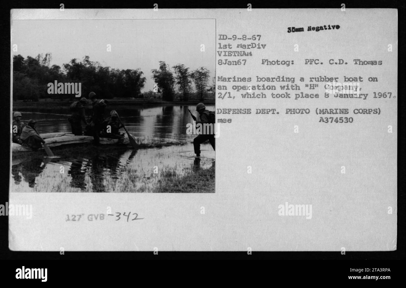 Am 8. Januar 1967 stiegen Marines der H Company, 2/1, während einer Operation im Vietnamkrieg mit LVTs für amphibische Transporte an Bord eines Gummiboots. Stockfoto