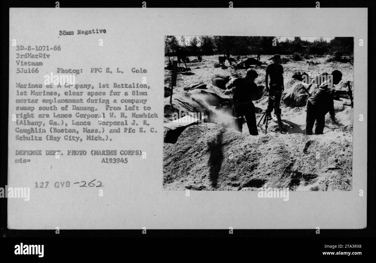 Marines von Einer Kompanie, 1. Bataillon, 1. Marines, bereiten einen Raum für eine 81mm-Mörsereinlagerung vor, während einer Kompanie südlich von Danang. Lance Corporal W. H. Hambick, Lance Corporal J. R. Caughlin und PFC E. C. Schultz sind auf dem Bild zu sehen. Dieses Foto wurde von PFC E.L. Cole am 5. Juli 1966 aufgenommen. Stockfoto