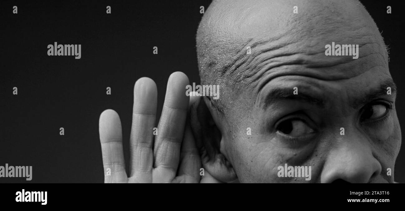 Leiden an Taubheit und Hörverlust auf grauem schwarzem Hintergrund mit Menschen Stockfotos Stockfoto