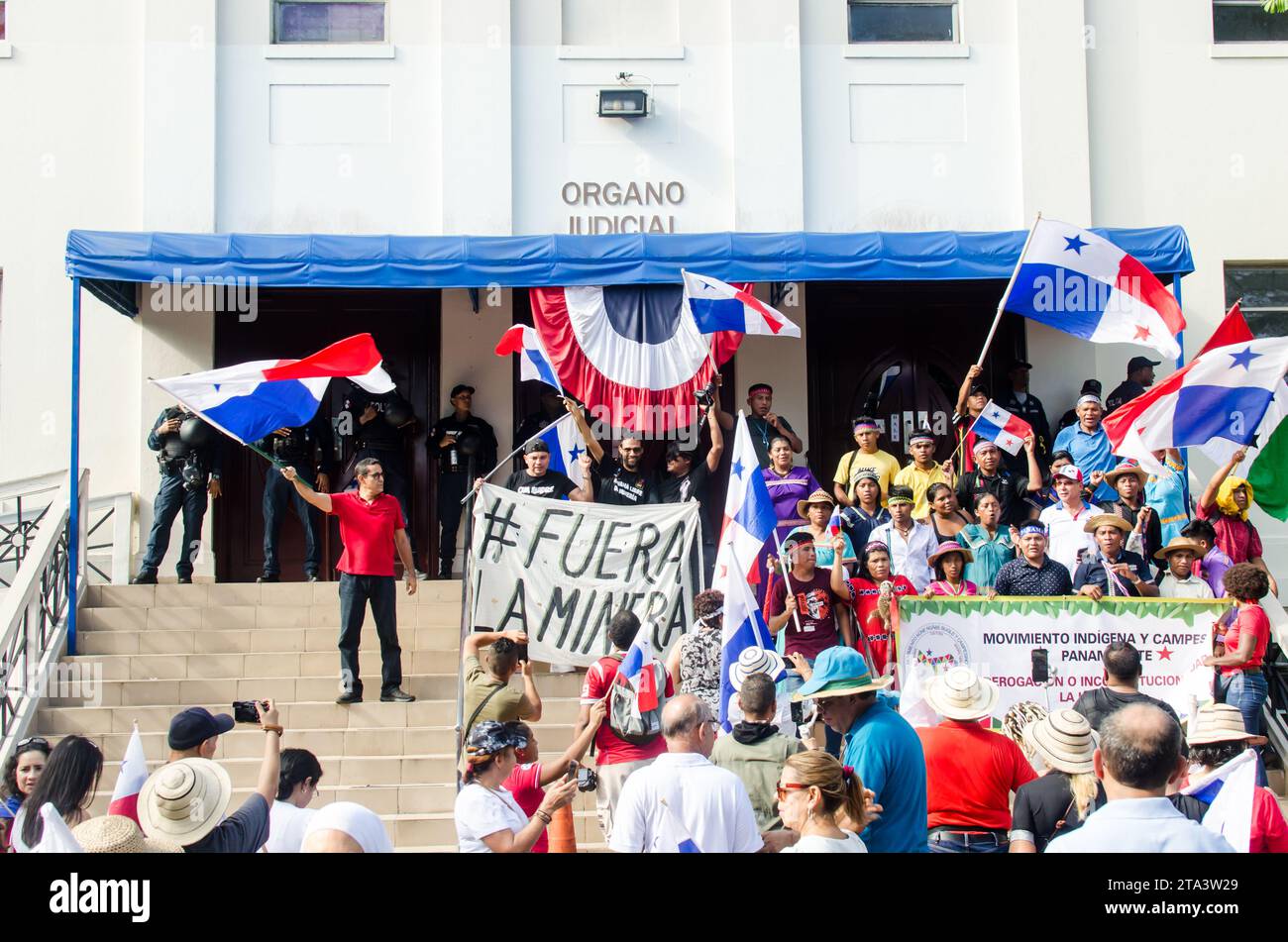 Menschen aus verschiedenen Gruppen feiern außerhalb des Obersten Gerichtshofs von Panama, nach dem Urteil über die Verfassungswidrigkeit, das Stunden zuvor erlassen wurde Stockfoto