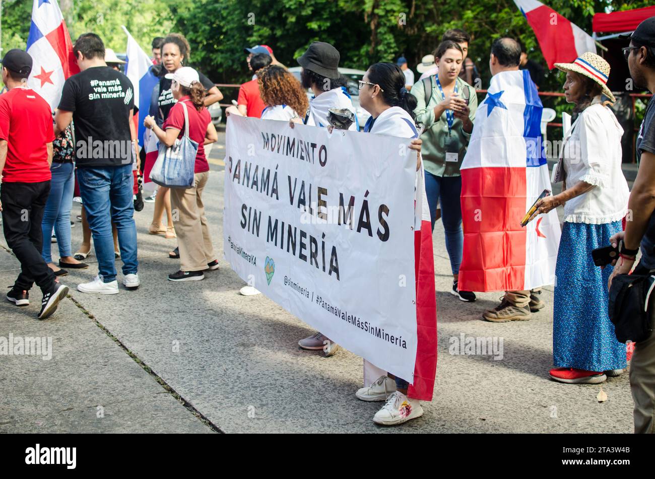 Menschen aus verschiedenen Gruppen feiern außerhalb des Obersten Gerichtshofs von Panama, nach dem Urteil über die Verfassungswidrigkeit, das Stunden zuvor erlassen wurde Stockfoto