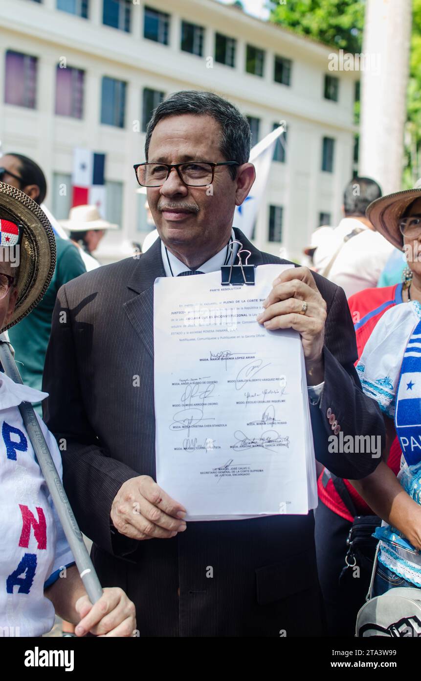 Der Rechtsanwalt Juan Ramón Sevillano hält das Dokument, das vom Obersten Gerichtshof ausgestellt wurde, nachdem das Gesetz 406 für verfassungswidrig erklärt wurde, in seinen Händen Stockfoto