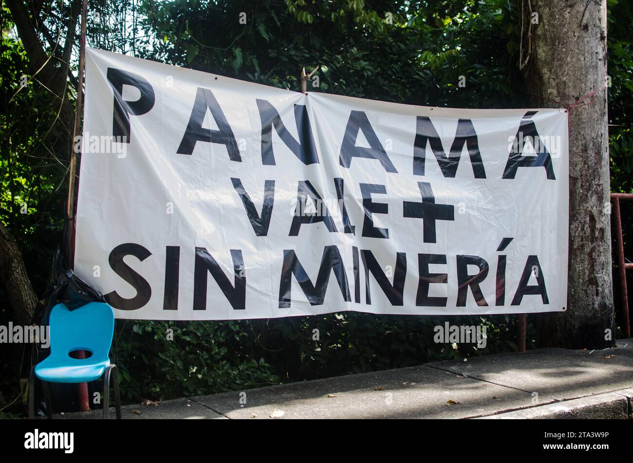 Pancartas mit Protestbotschaften vor dem Obersten Gerichtshof von Panama während der Proteste gegen die Kupfermine Donoso. Stockfoto