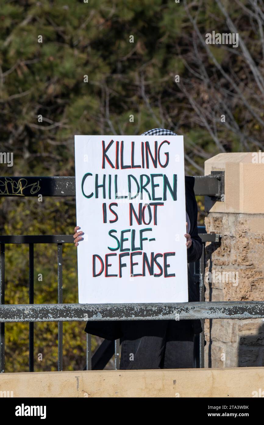 St. Paul, Minnesota. November 2023. Sammeln Sie sich, um Minnesota von der Apartheid Israel zu veräußern, Palästina zu befreien und kein Geld aus Minnesota für Völkermord. Stockfoto