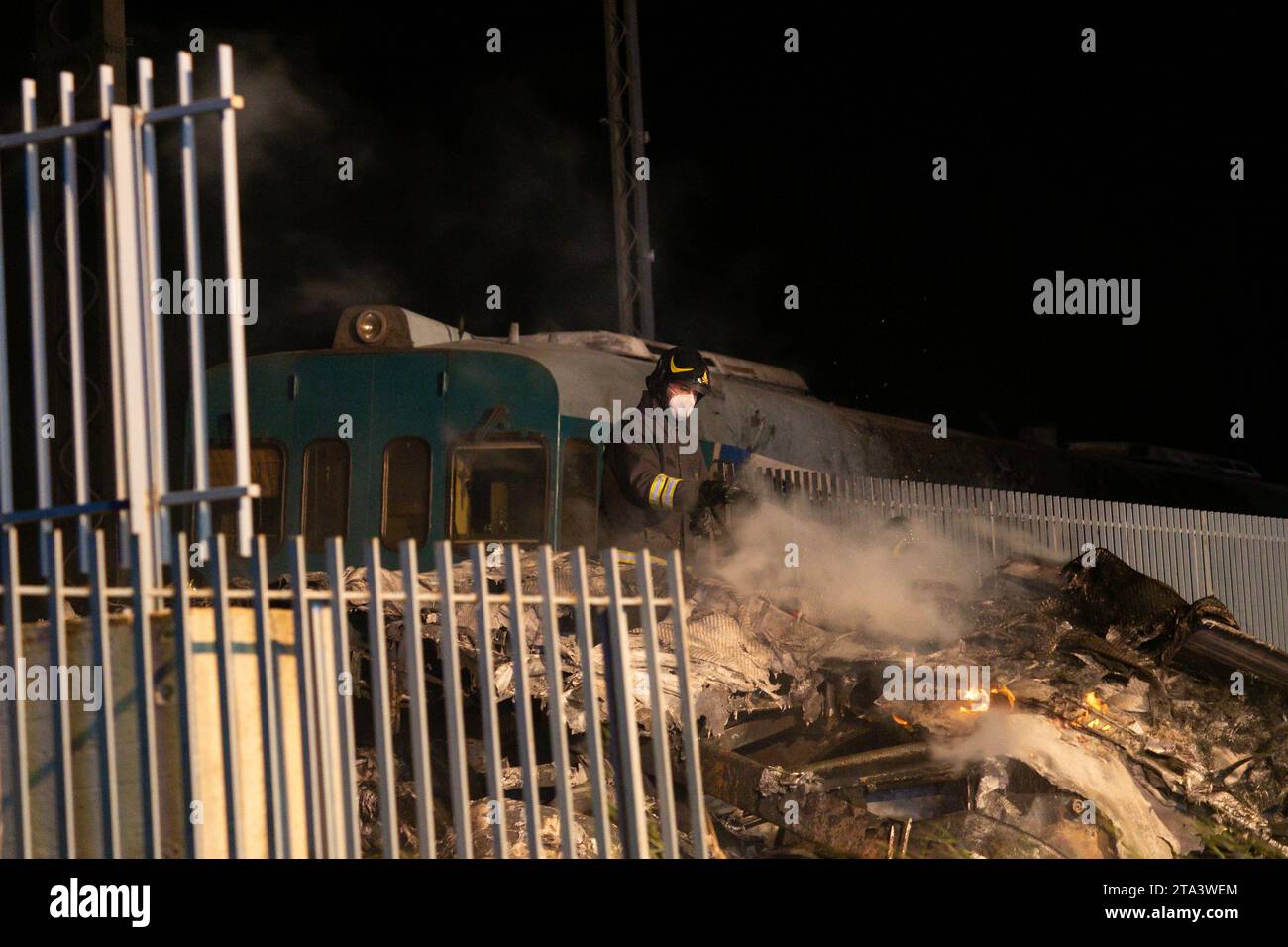 Corigliano Rossano, Italien. November 2023. Die Kollision zwischen einem lokalen Zug und einem LKW in der Nähe eines Bahnübergangs in Thurio, einem Weiler von Corigliano Rossano in Kalabrien. Die Zahl beträgt zwei Tote und mindestens sechs Verletzte, die in Krankenhäuser in der Umgebung transportiert werden. Quelle: Unabhängige Fotoagentur/Alamy Live News Stockfoto