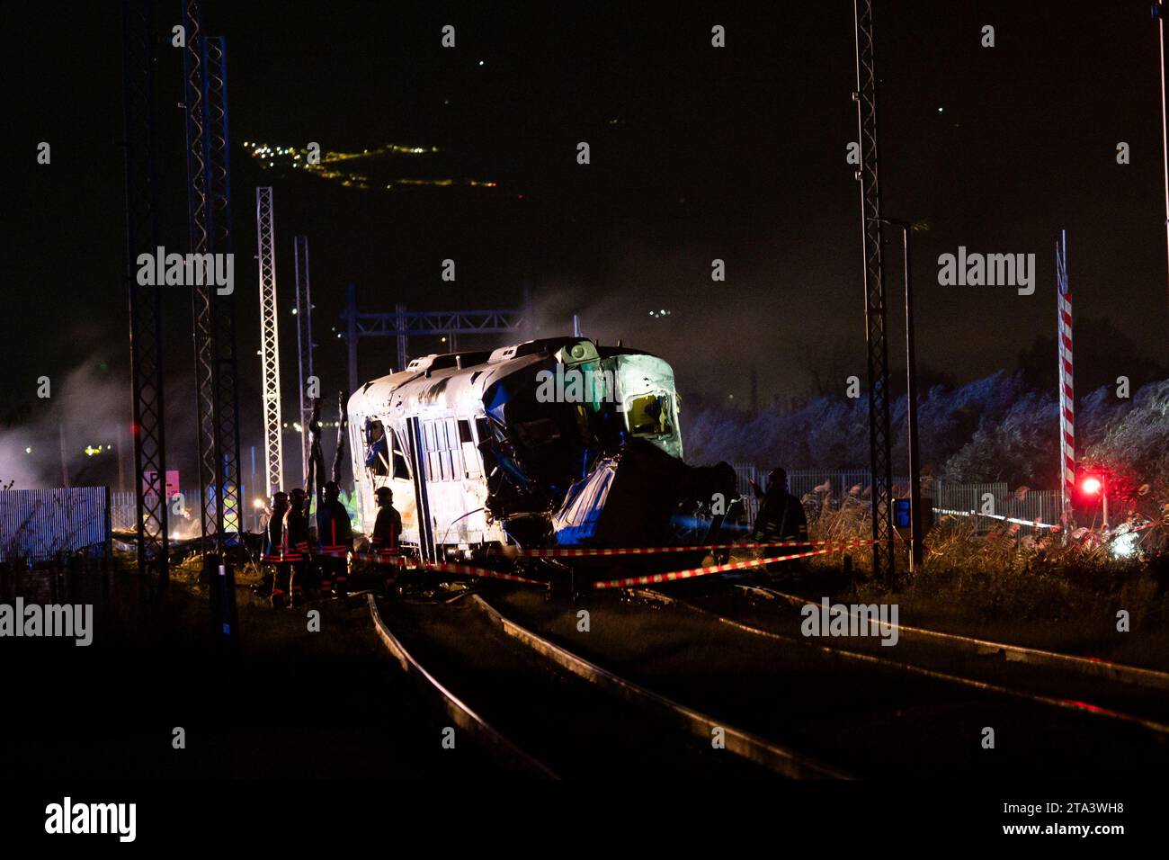 Corigliano Rossano, Italien. November 2023. Die Kollision zwischen einem lokalen Zug und einem LKW in der Nähe eines Bahnübergangs in Thurio, einem Weiler von Corigliano Rossano in Kalabrien. Die Zahl beträgt zwei Tote und mindestens sechs Verletzte, die in Krankenhäuser in der Umgebung transportiert werden. Quelle: Unabhängige Fotoagentur/Alamy Live News Stockfoto